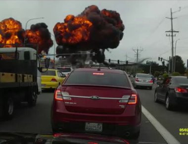 Βίντεο: Η στιγμή που αεροπλάνο συντρίβεται φλεγόμενο ανάμεσα σε αυτοκίνητα